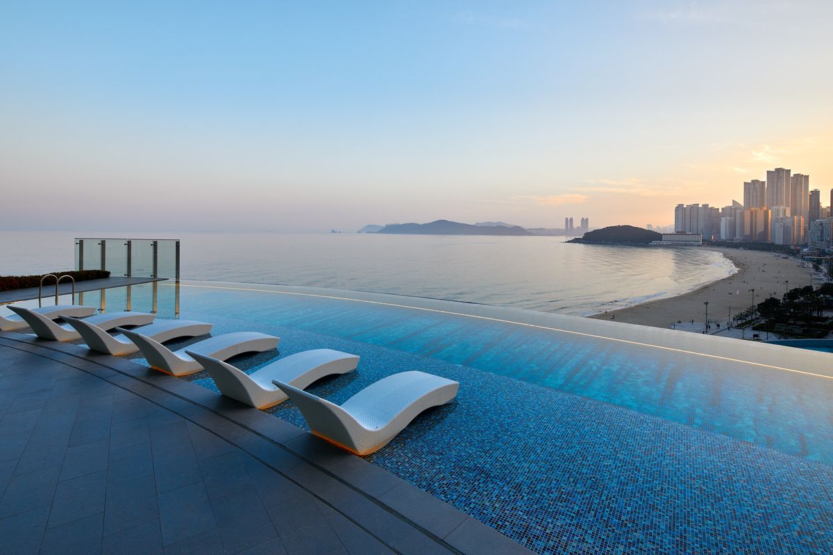 Infinity pool is famous for being an Instagrammable spot (Photo: Courtesy of Signiel Busan)