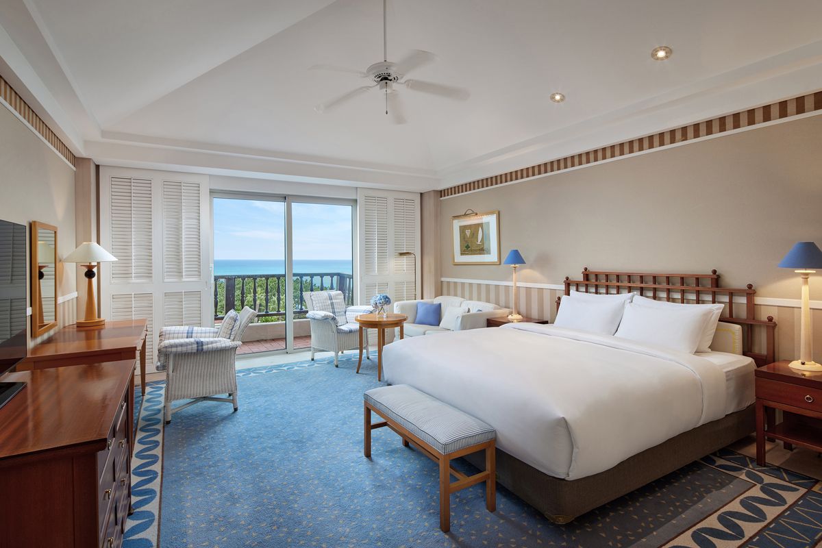 The Premier Room has a classic yet harmonious interior with a seascape (Photo: Courtesy of The Shilla Jeju)