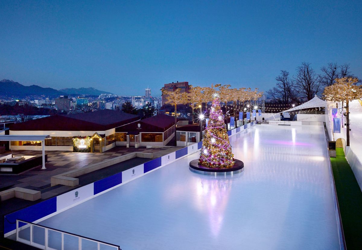 Oasis Ice Rink overlooking Seoul’s night view (Photo: Jeon Taek-su)