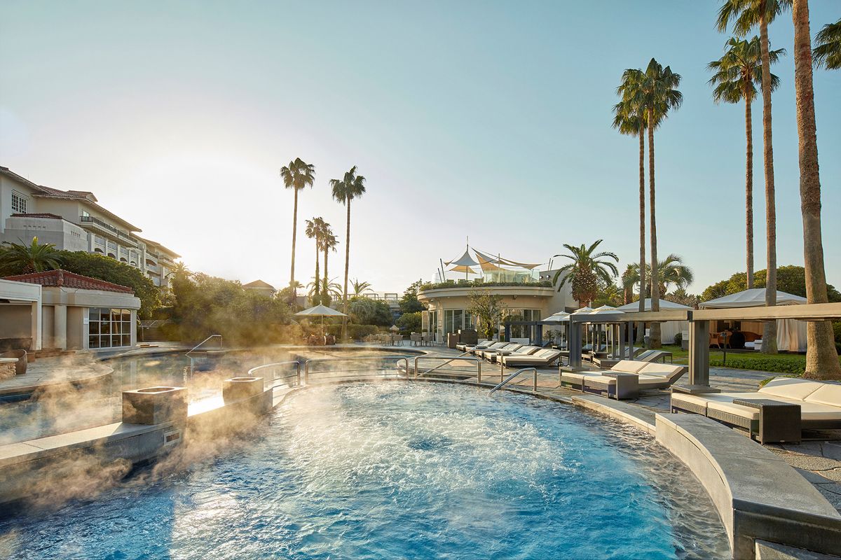 The Family Pool reflects the outstanding scenery of Jeju Island (Photo: Courtesy of The Shilla Jeju)