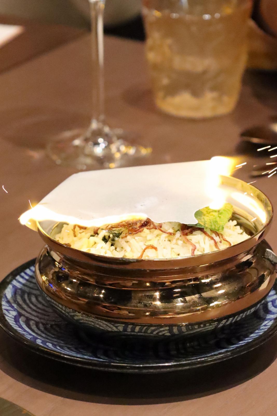Hydrabadi Dum Biryani ข้าวหมกไก่เนื้อนุ่มเสิร์ฟพร้อมข้าวบาสมาติเก่าสองปีที่เต็มไปด้วยรสชาติ