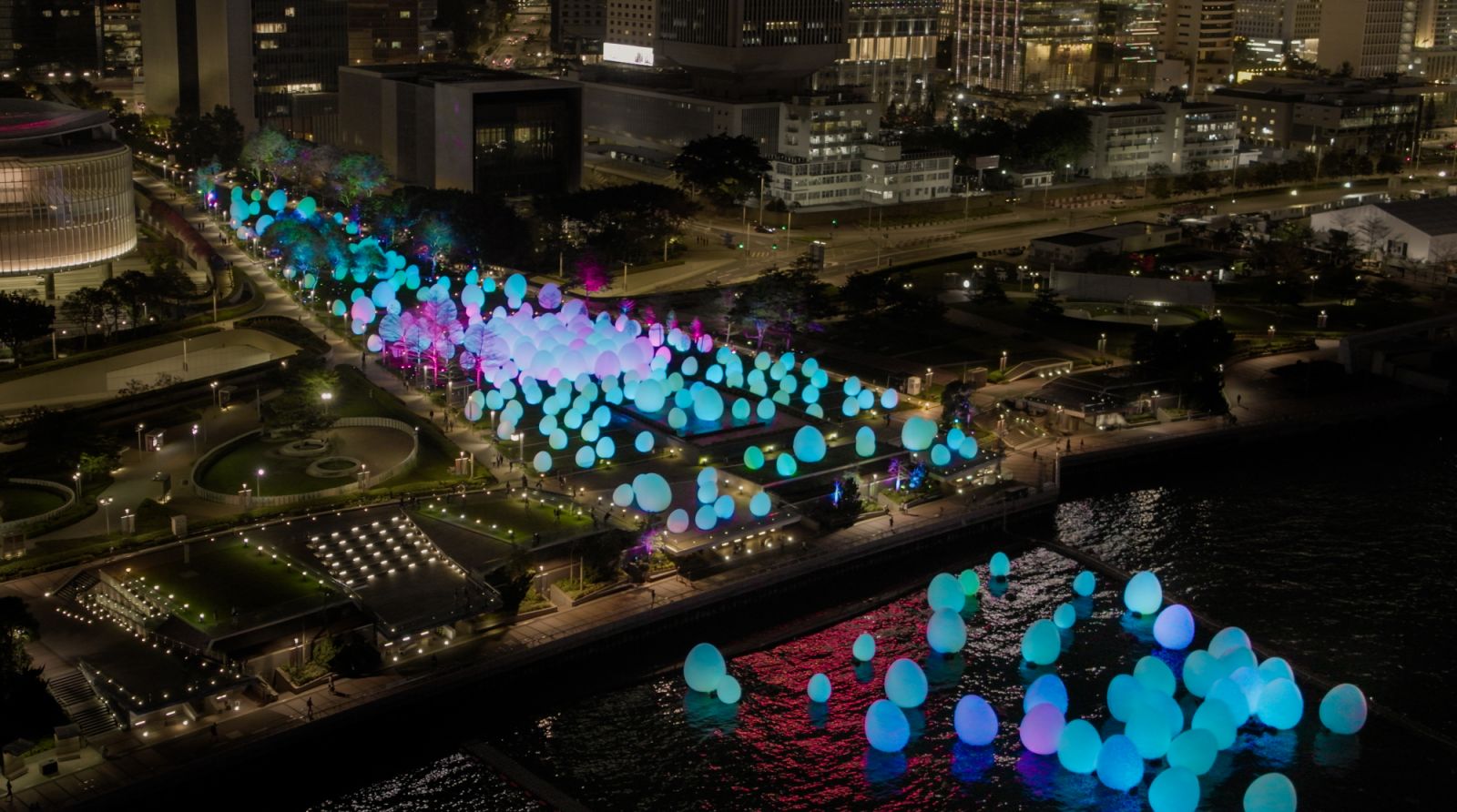 「teamLab: Continuous 光漣」添馬公園, 香港 © teamLab