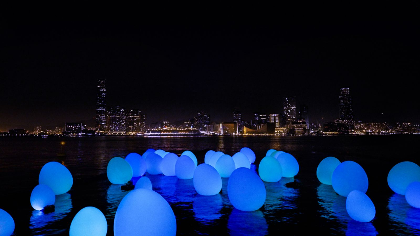 「teamLab: Continuous 光漣」添馬公園, 香港 © teamLab