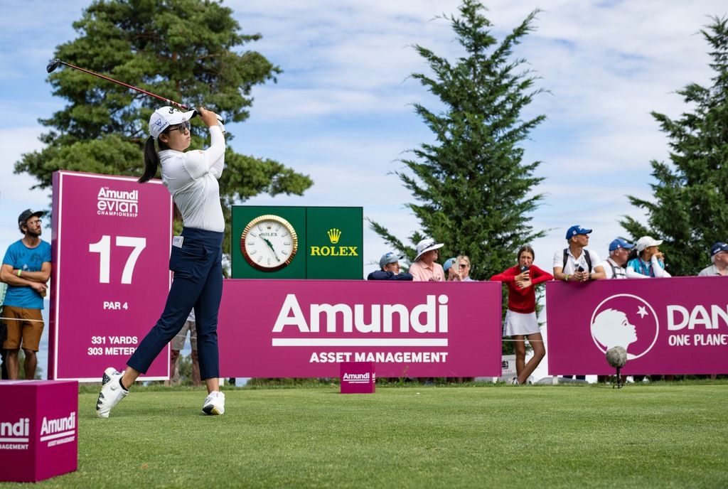勞力士代言人張斯洋 (Rose Zhang)於2023 年東方匯理依雲錦標賽(THE AMUNDI EVIAN CHAMPIONSHIP)第17號發球台開球©Rolex/Chris Turvey