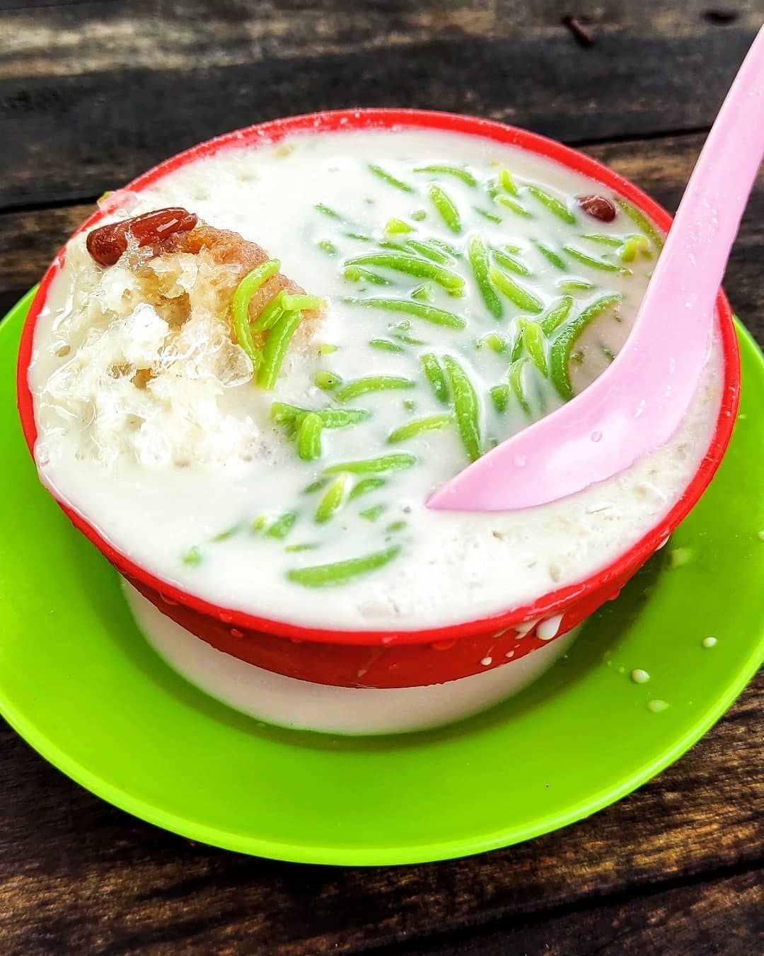 Cendol with red bean (Photo: Instagram / @foodiee_clicks)