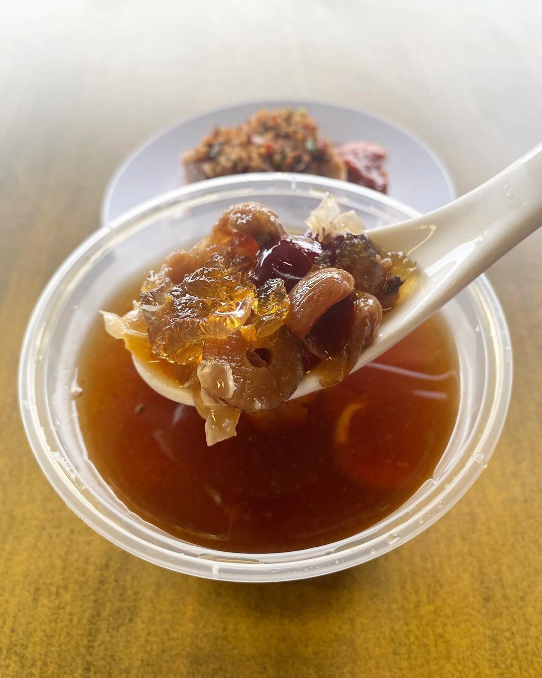 Longan and peach gum cold dessert or tong sui (Photo: Instagram / @pohkemon)