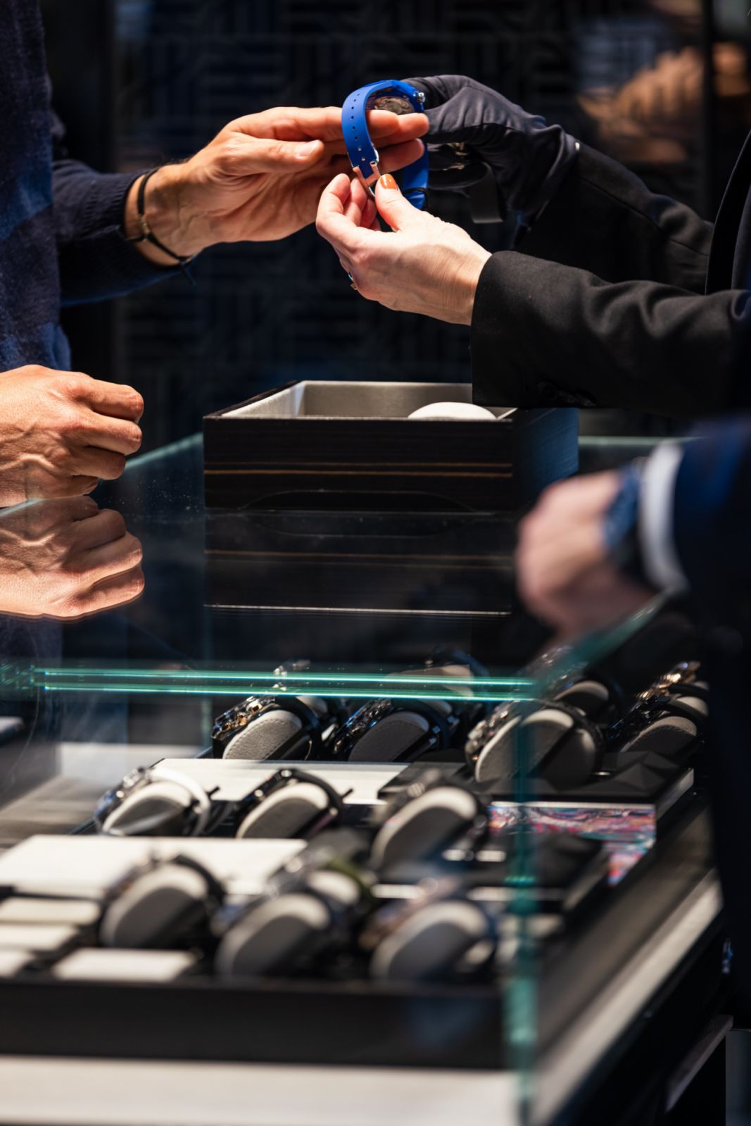 在Watches & Wonder會場，參觀者能在品牌攤位上直接鑑賞當年度的新品。(Photo: WWGF/KEYSTONE/Pierre Albouy)