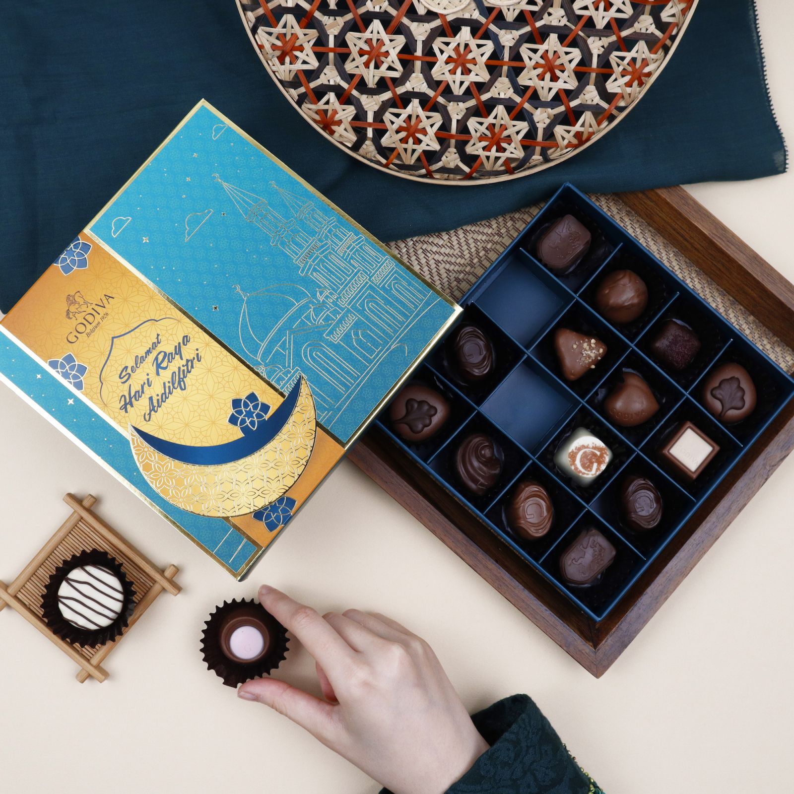 Godiva’s festive chocolate truffles (Photo: Godiva Malaysia)