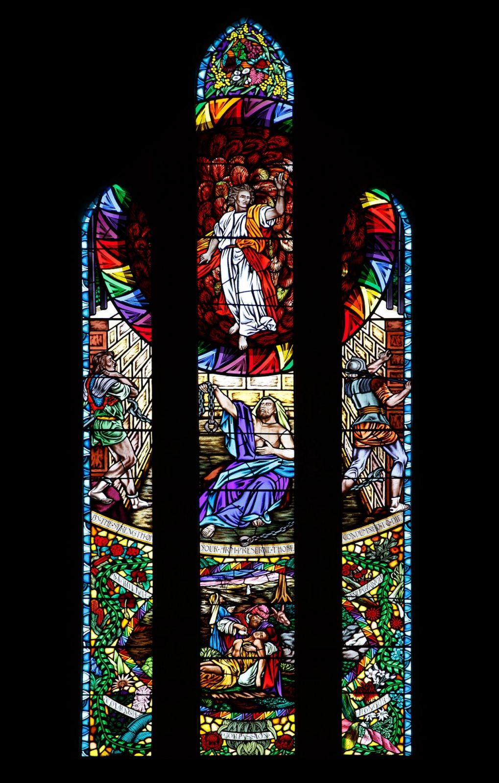 Stained glass windows from the Australian community in commemoration of the 60th anniversary of the end of WWII (Photo: CEphoto, Uwe Aranas / WikiCommons)