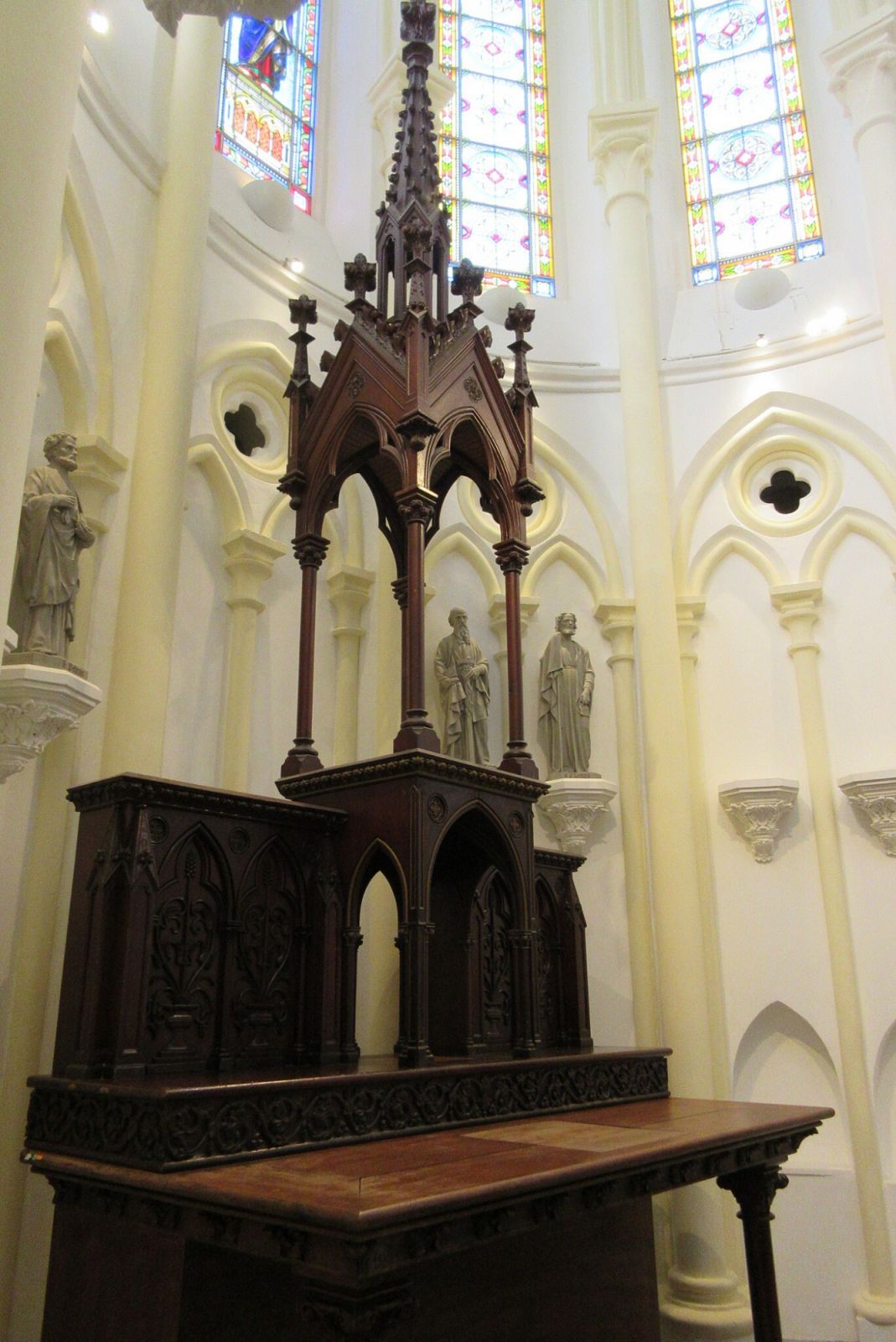 Statues of the apostles stand sentinel above the altar (Photo: Mak Faitre Sownia / WikiCommons)