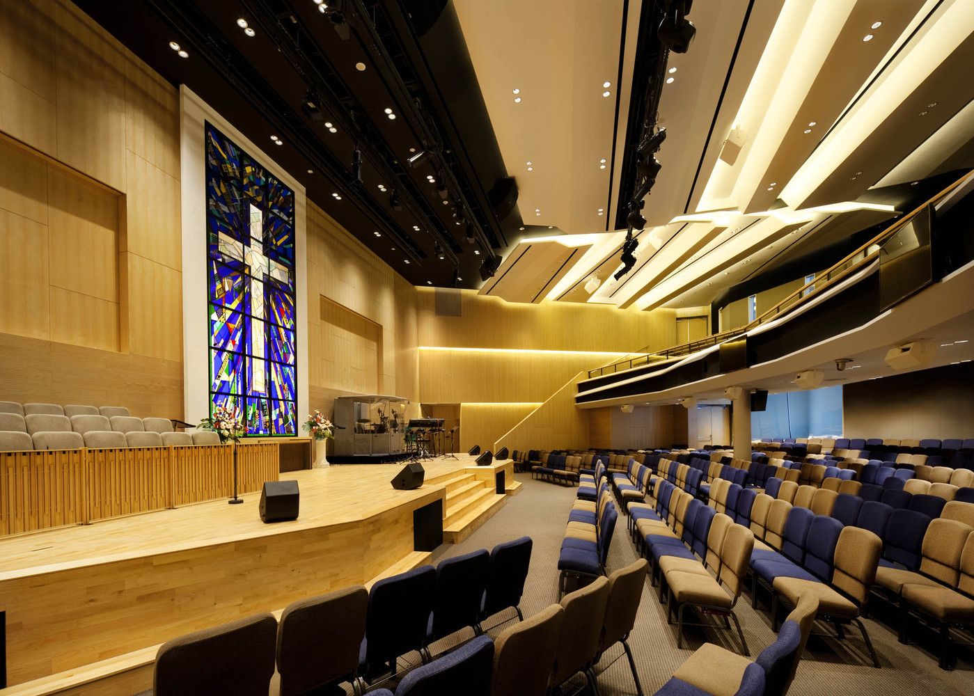 The main worship auditorium that seats 1,000 attendees (Photo: Patrick Bingham-Hall via @k2ld.architects / Instagram)