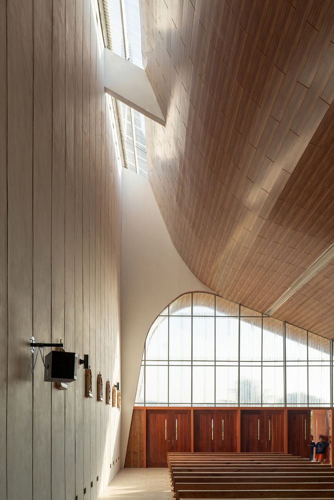 Natural light floods through the panelled transom windows (Photo: Michael Sunders, Janice Widjaja via @studiolawang / Instagram)