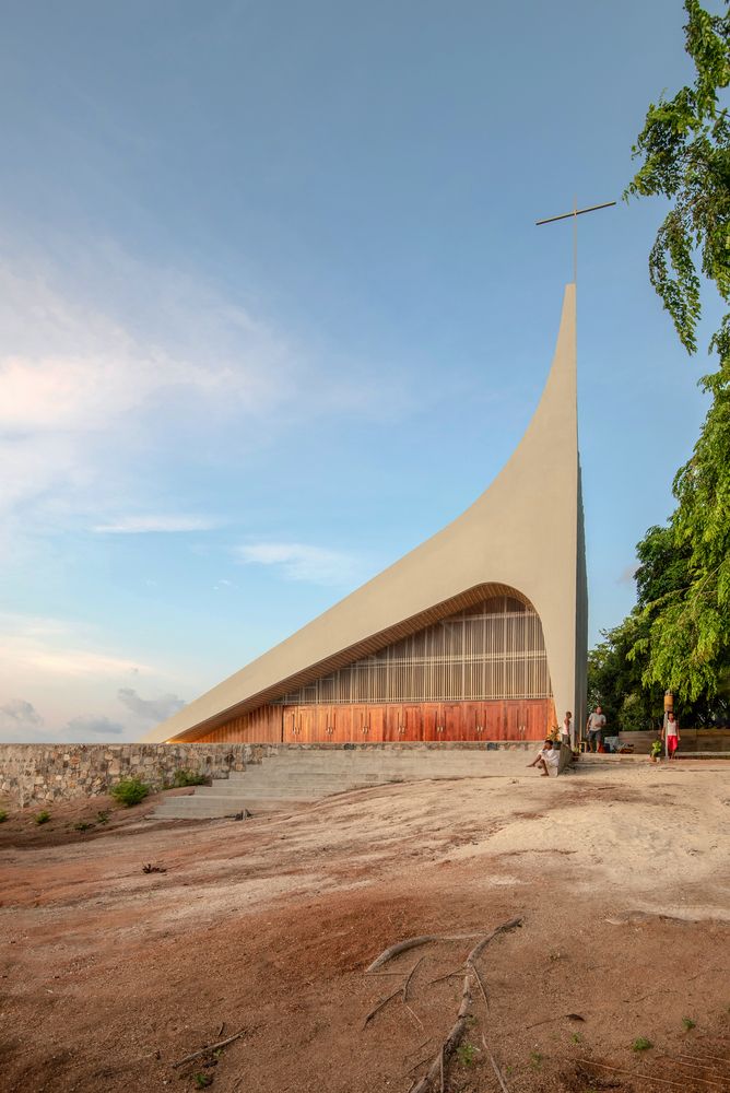 The church was designed to harmonise with the prevailing ocean winds (Photo: Michael Sunders, Janice Widjaja via @studiolawang / Instagram)