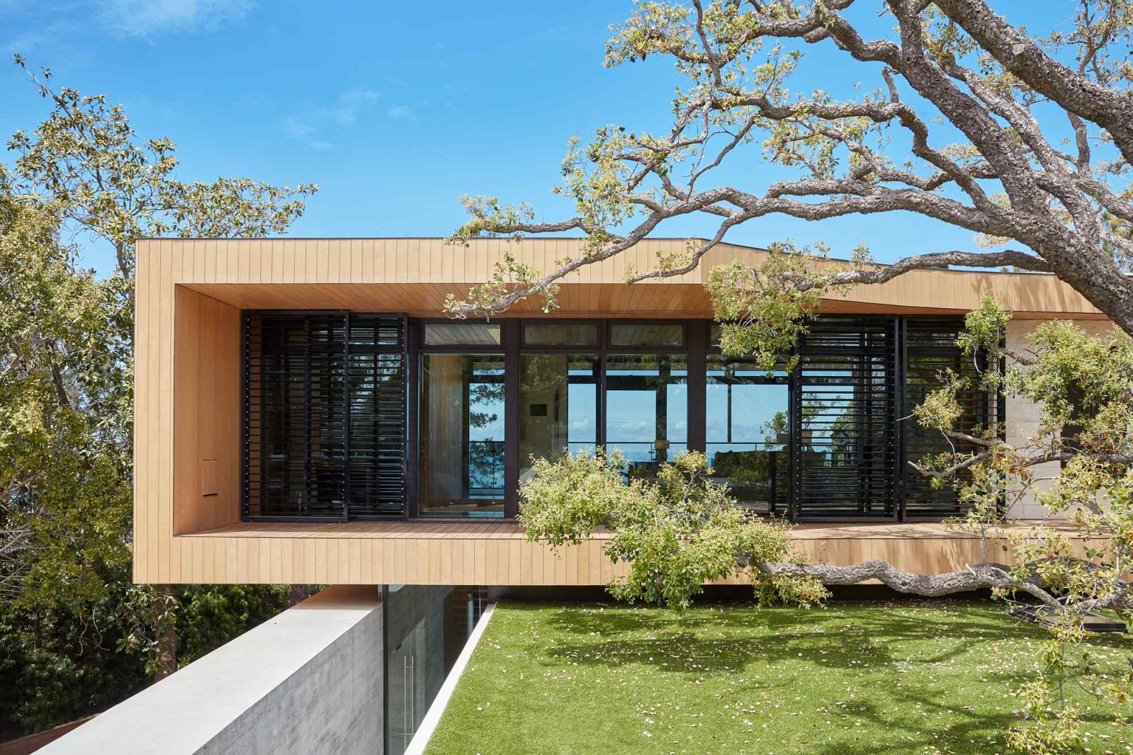 The two-storey architectural volumes that cantilever over slopes