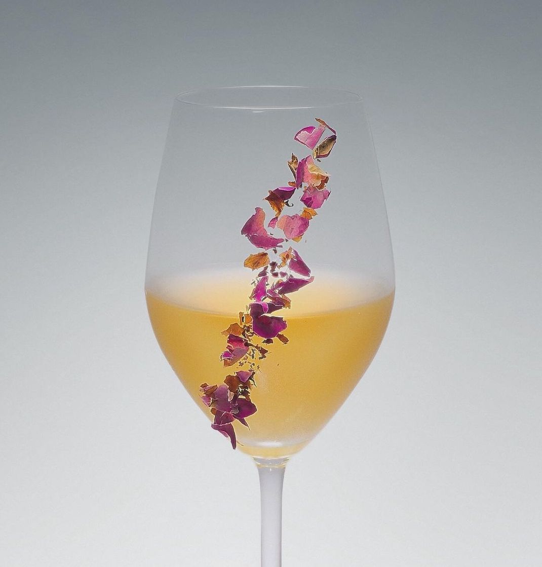 White Veeno is a zero-proof cocktail crafted with peach, lychee, citrus, and chrysanthemum (Photo: Instagram / @soberside.kl)