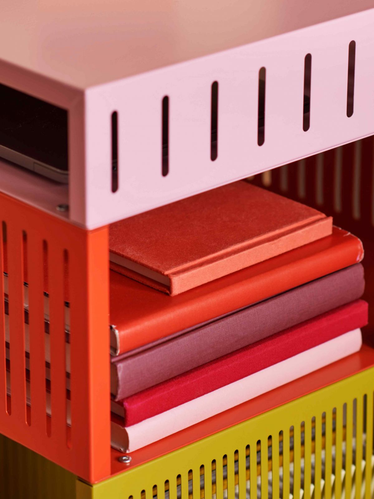 Colour blocking grids that create a moiré effect