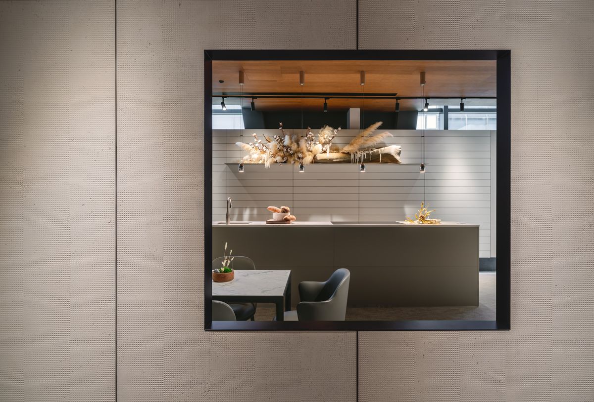This wall opening offers customer an intriguing peek into the kitchen and dining area