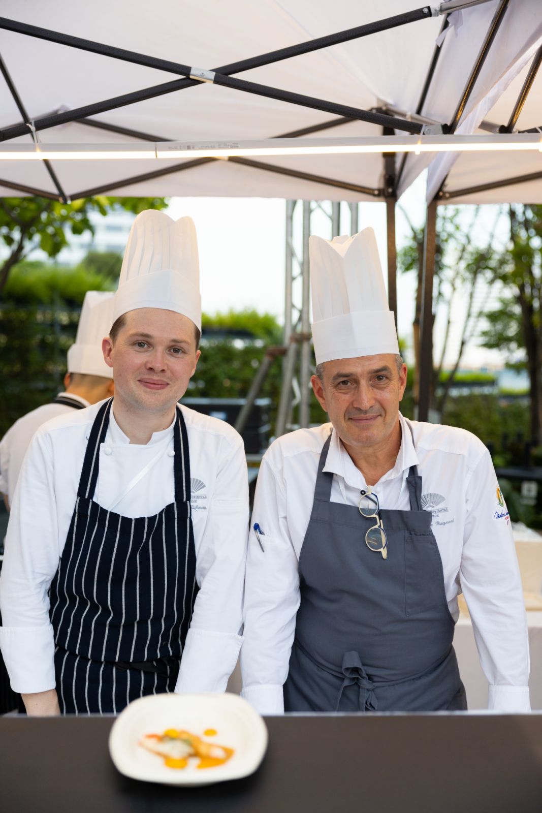 เชฟ Phil Hickman (ซ้าย) จาก Le Normandie by Alain Roux