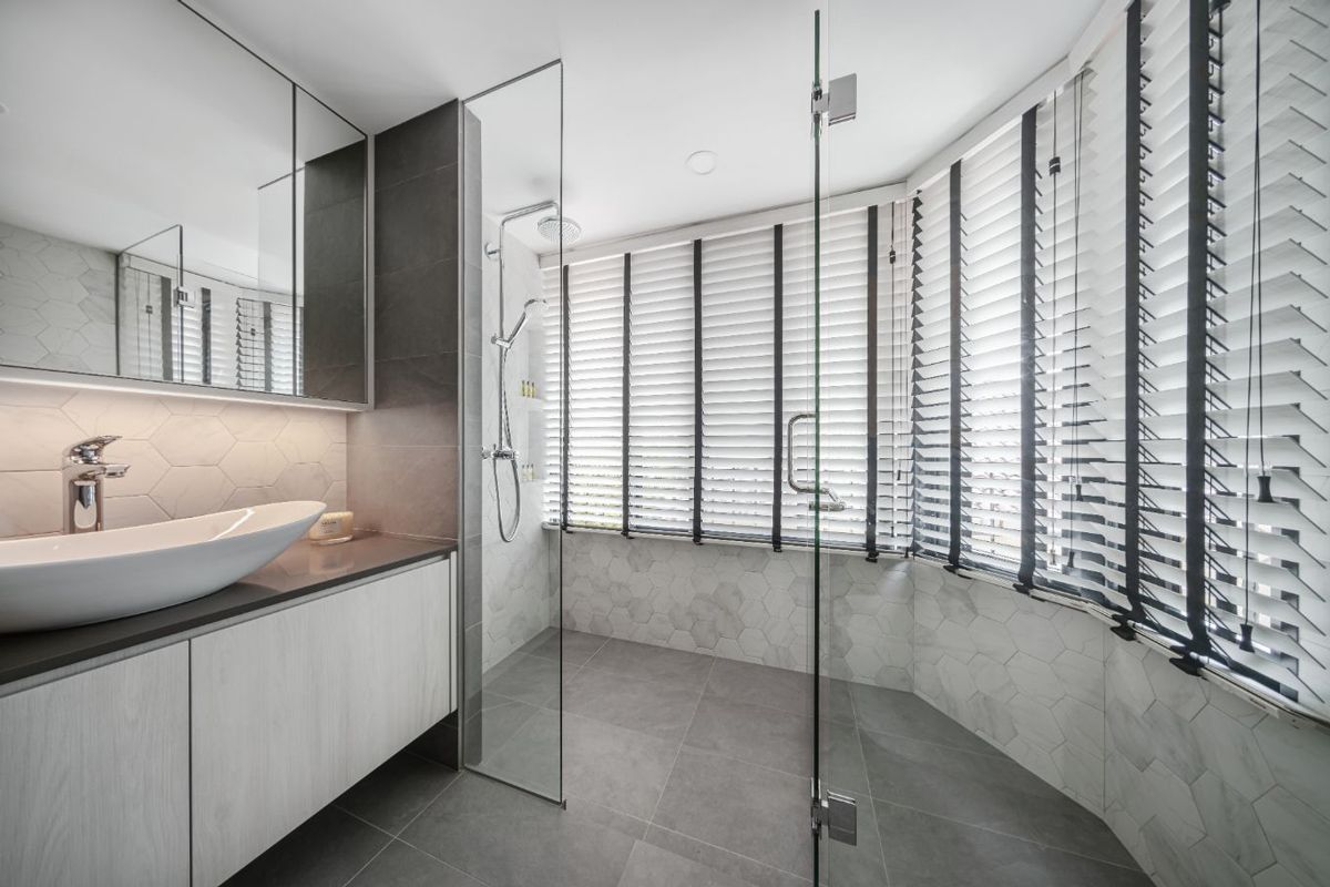 The minimalist scheme applies to the bathrooms too