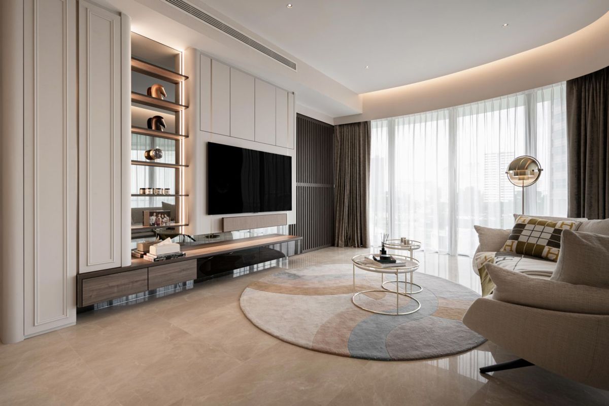 The circular rug echoes the shape of the coffee tables and the floor lamp in the living room
