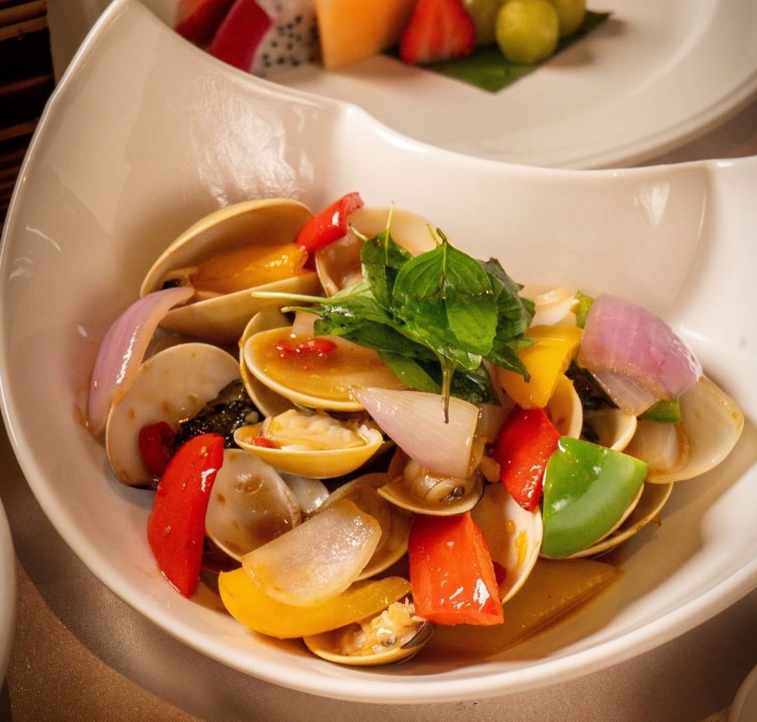 Live clams with fried basil leaves (Photo: Instagram / @theqing_malaysia)