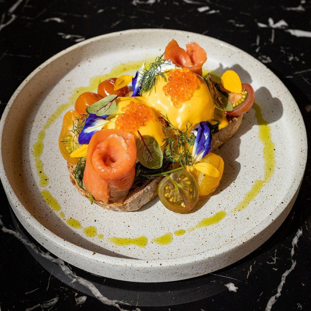 Poached eggs and saffron hollandaise (Photo: Instagram / @gingerbyph)