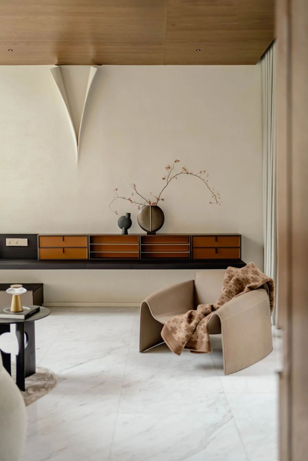 Meticulously selected furnishings with chic accents (Photo: Pixelaw Photography and Vesthetik)