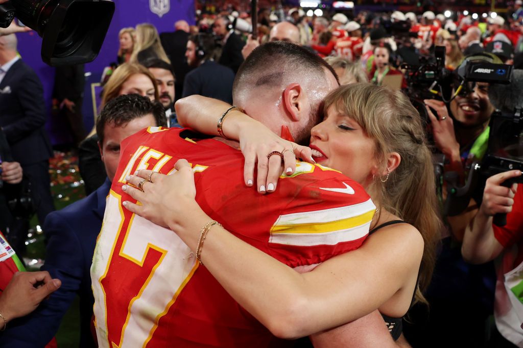 LAS VEGAS, NEVADA - FEBRUARY 11: Travis Kelce #87 of the Kansas City Chiefs and Taylor Swift embrace after defeating the San Francisco 49ers 25-22 in overtime during Super Bowl LVIII at Allegiant Stadium on February 11, 2024 in Las Vegas, Nevada. (Photo by Ezra Shaw/Getty Images)