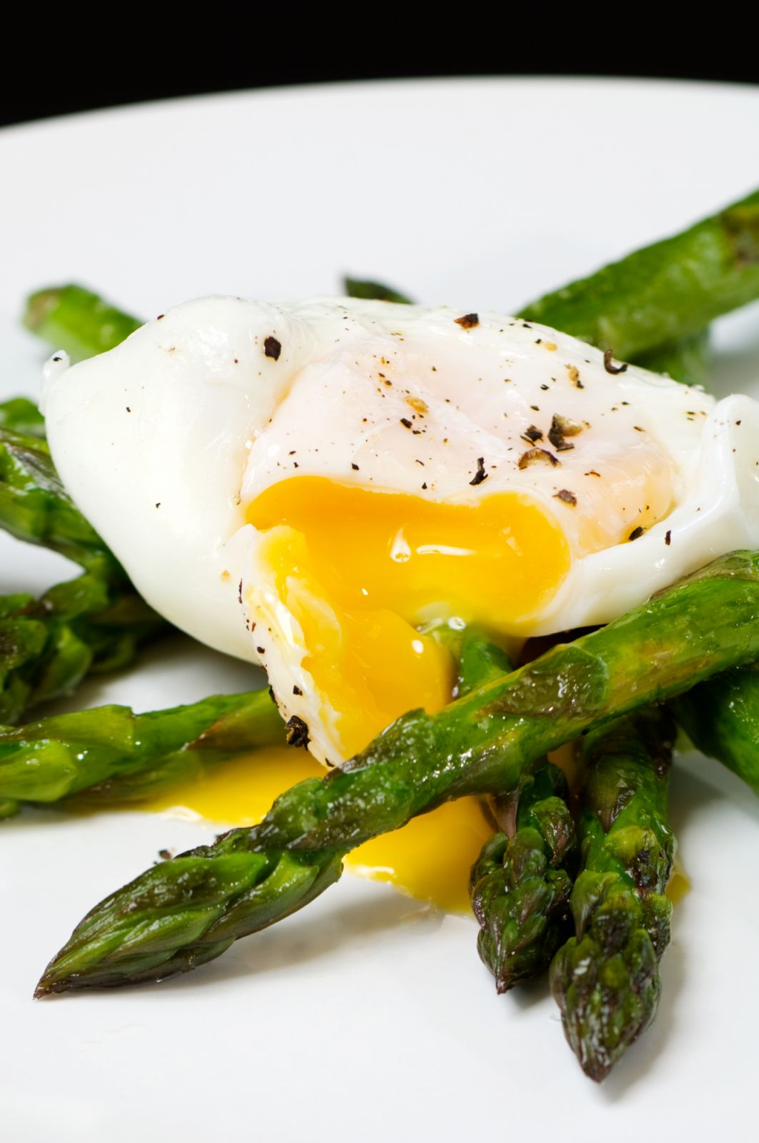 A poached egg with asparagus (Photo: Getty Images)