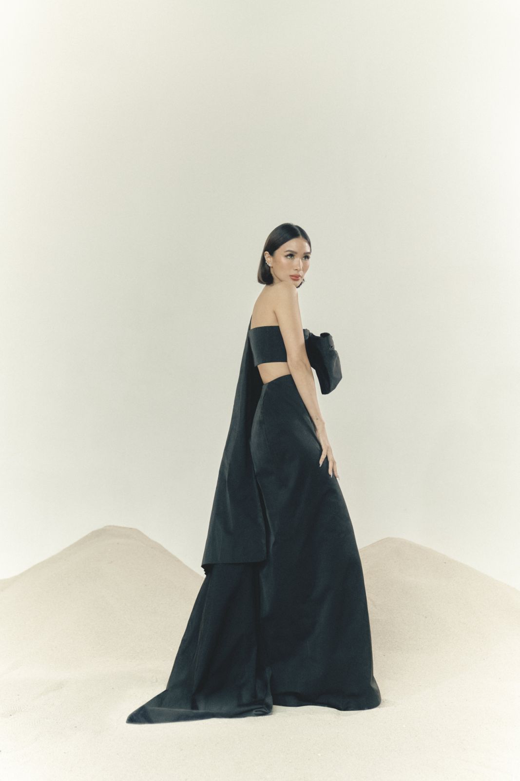 Heart Evangelista wears a Vania Romoff top and skirt, and Lesiilla shoes (Photo: BJ Pascual)