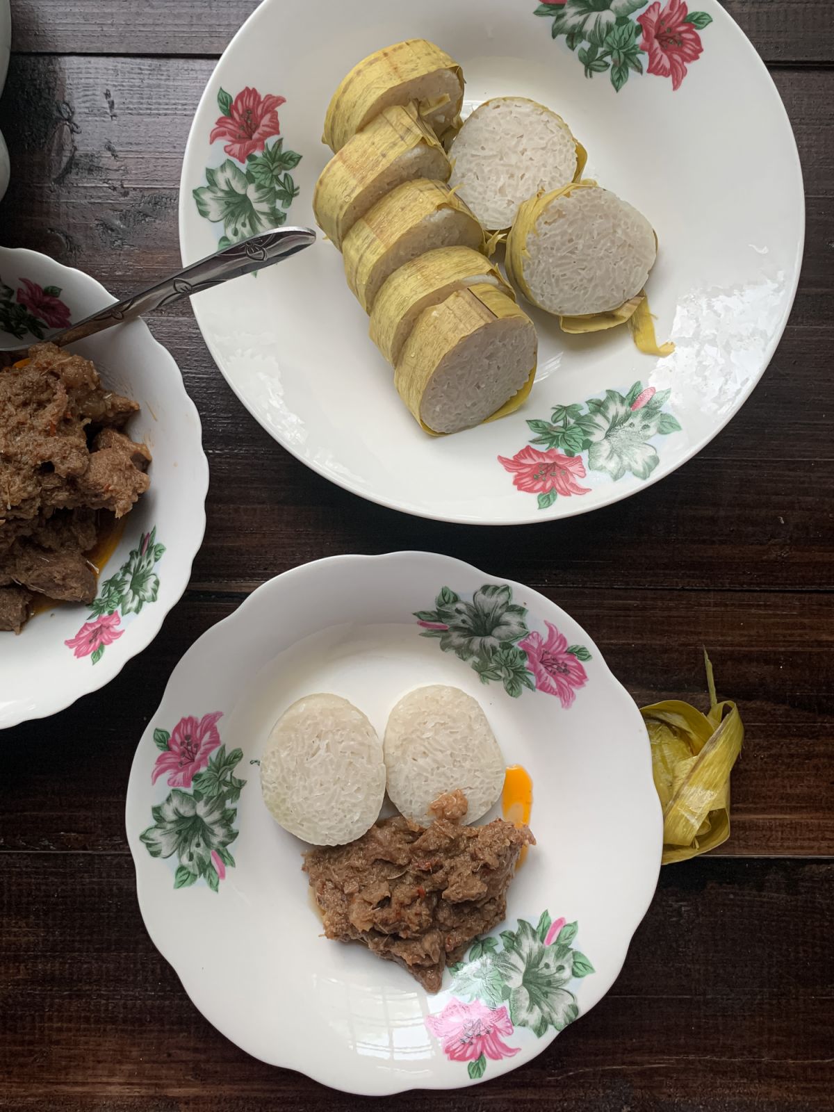 Hidangan popular Malaysia semasa Eid Mubarak dipanggil Lemang, biasanya dimakan bersama rendang daging. Lemang ialah pulut yang dibungkus daun pisang yang dimasukkan dalam batang buluh dan dimasak dengan api terbuka.