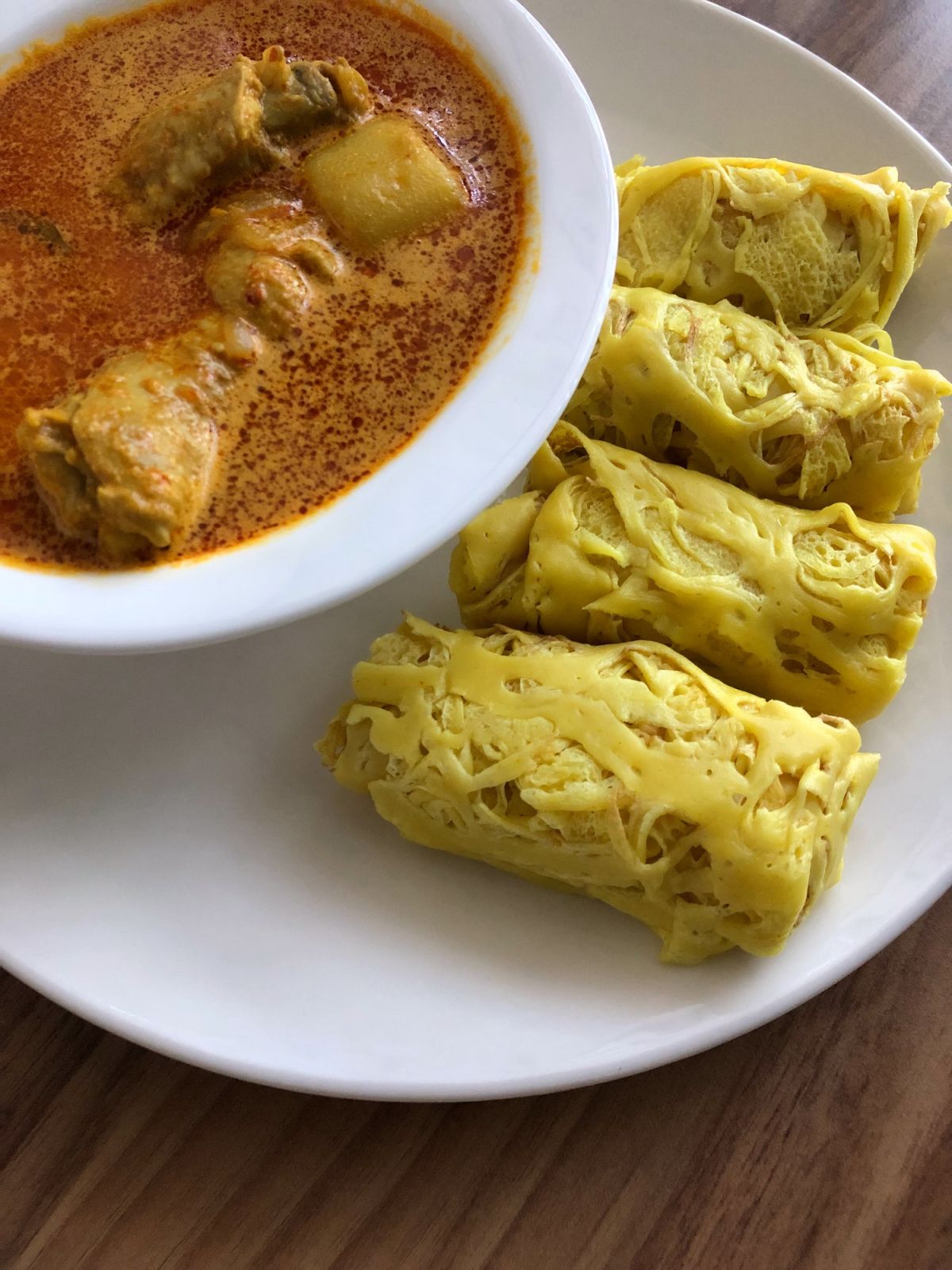 Roti jala adalah hidangan minum petang atau sarapan Melayu yang biasanya disajikan dengan kari ayam. Jaringan jala seperti penkek mungkin tidak kelihatan seperti roti, tetapi ia pastinya mengenyangkan kerana ia diperbuat daripada tepung, susu dan telur.