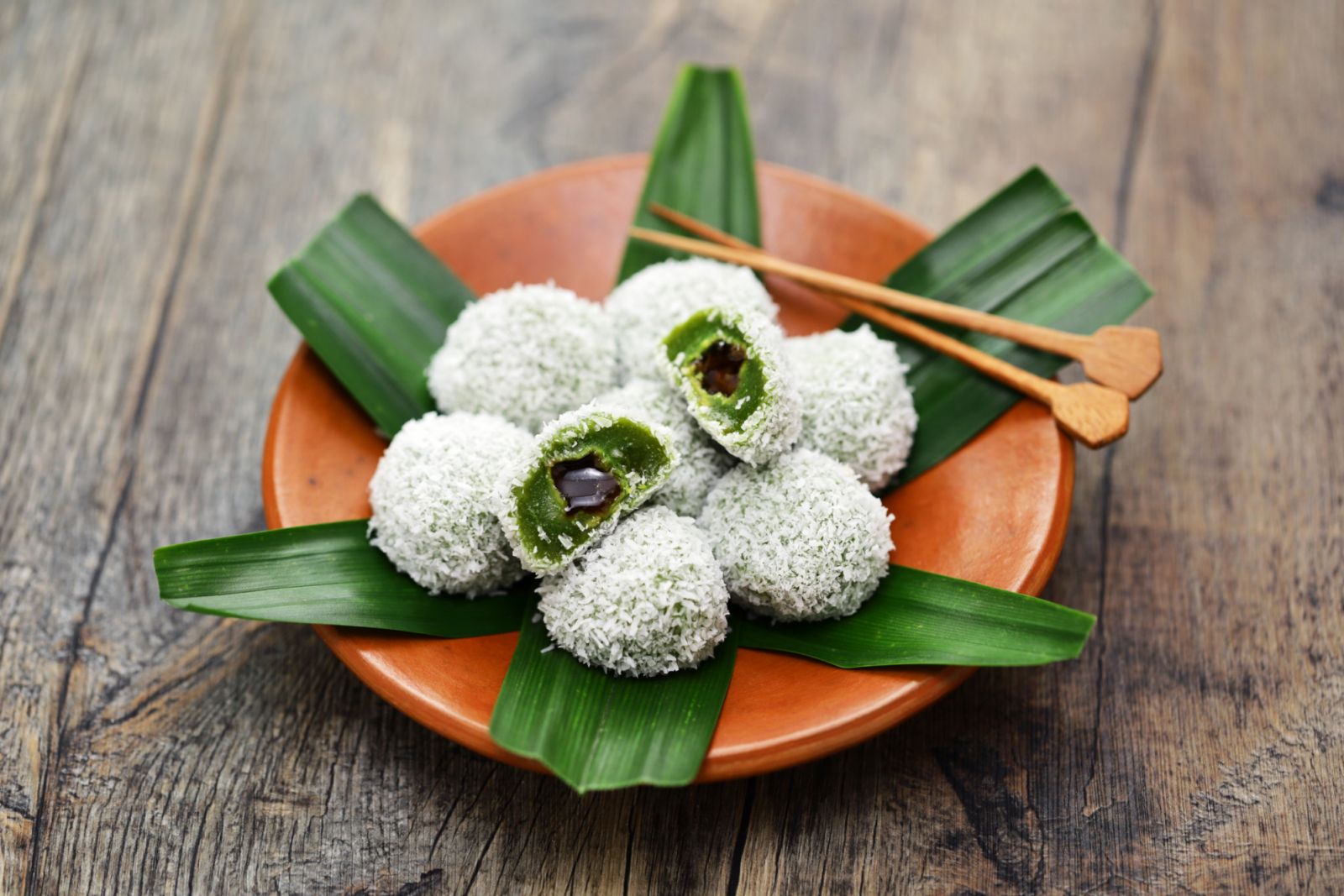 Onde-onde, a traditional kuih filled with gula Melaka (Photo: Getty Images)