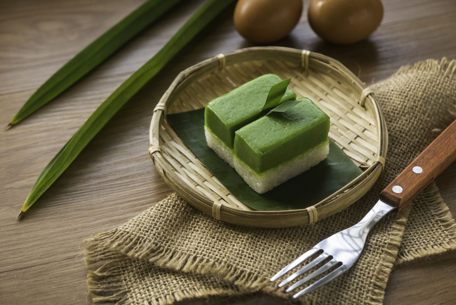 Pandan egg custard is layered onto a bed of sticky rice to make kuih seri muka (Photo: Getty Images)