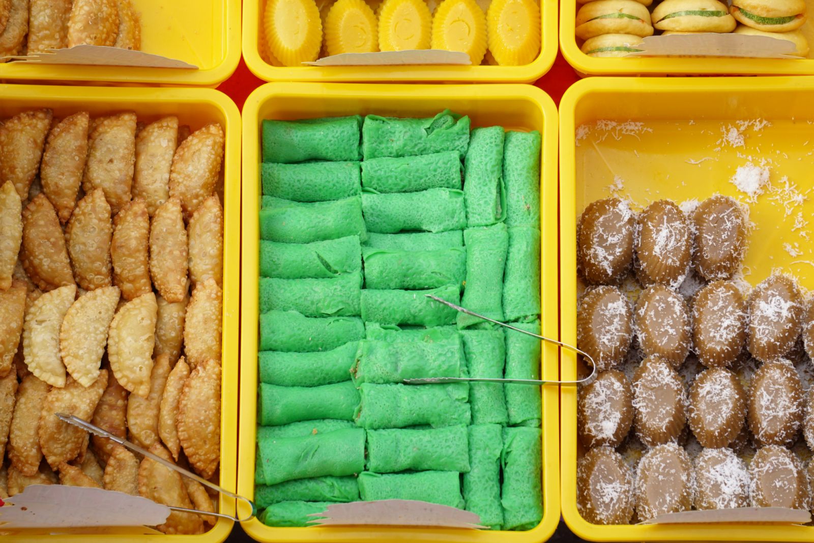 Kuih ketayap among other Malaysian snacks (Photo: Getty Images)