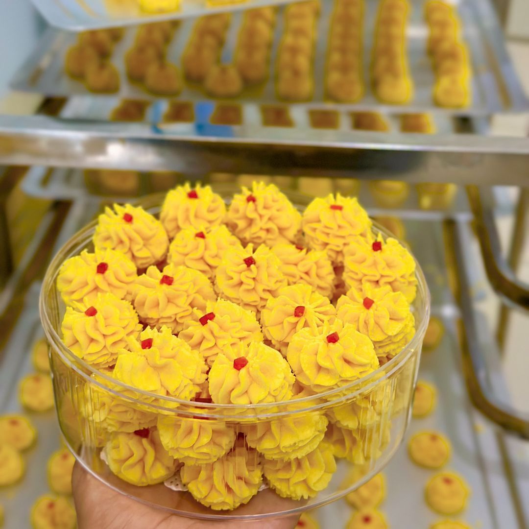 Kuih semperit, a sweet biscuit made with custard powder, margarine, and sugar (Photo: Instagram / @theparfaitbites)