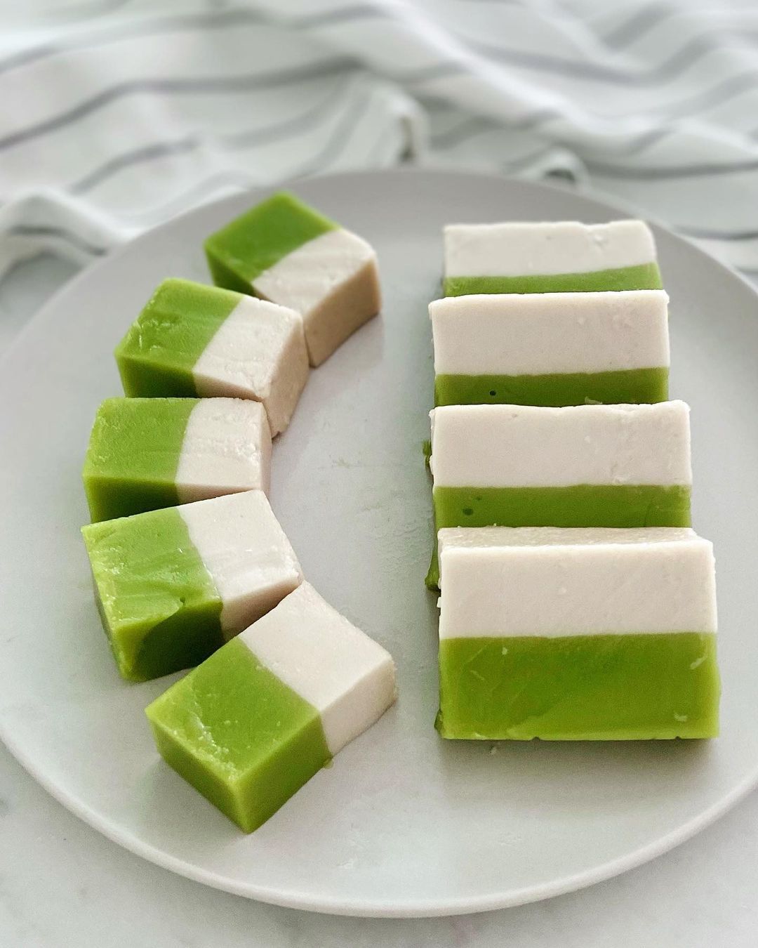 Kuih talam has two layers of sweet pandan and slightly salty coconut (Photo: Instagram / @jhomekitchen)