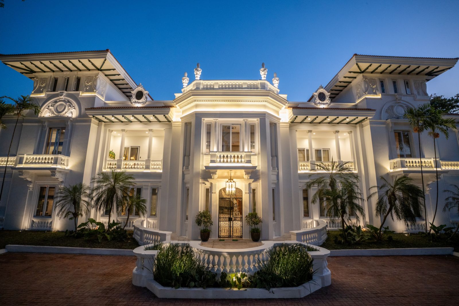 Laperal Mansion