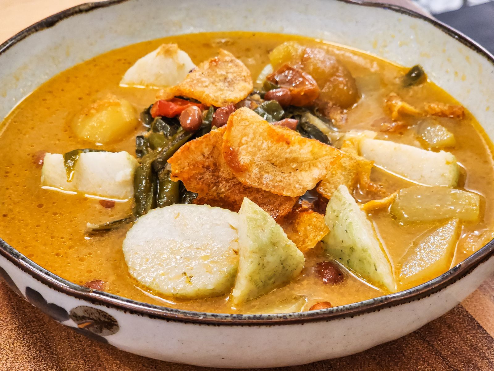 Lontong in coconut broth (Photo: Getty Images)