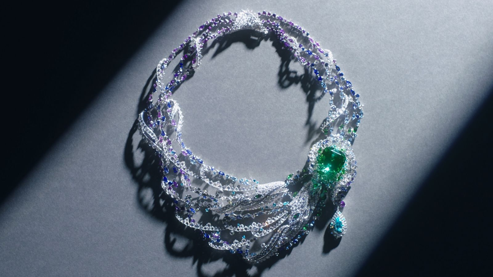 《Praise to the Sea》系列藍鯨親子綠碧璽項鍊，價值新台幣2,710萬台幣。（Photo: MIKIMOTO）