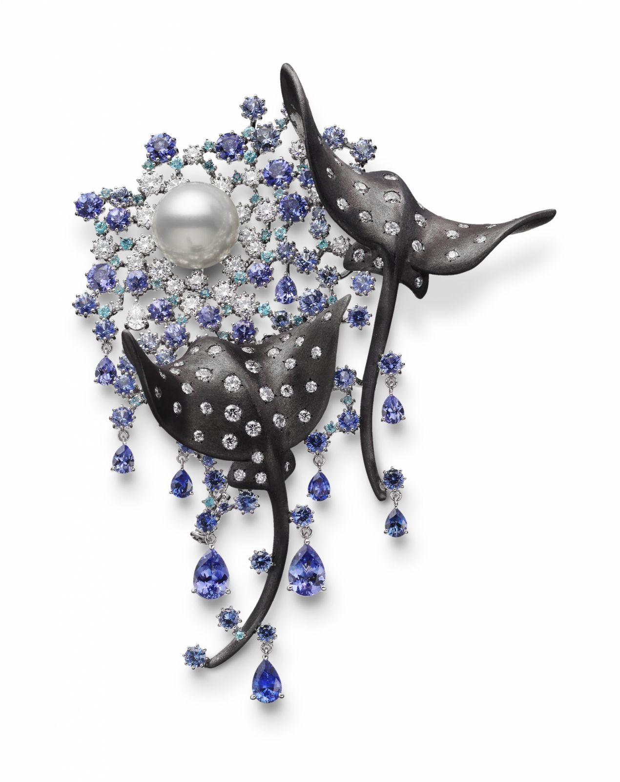 《Praise to the Sea》– 魟魚造型南洋珍珠胸針。（Photo: MIKIMOTO）
