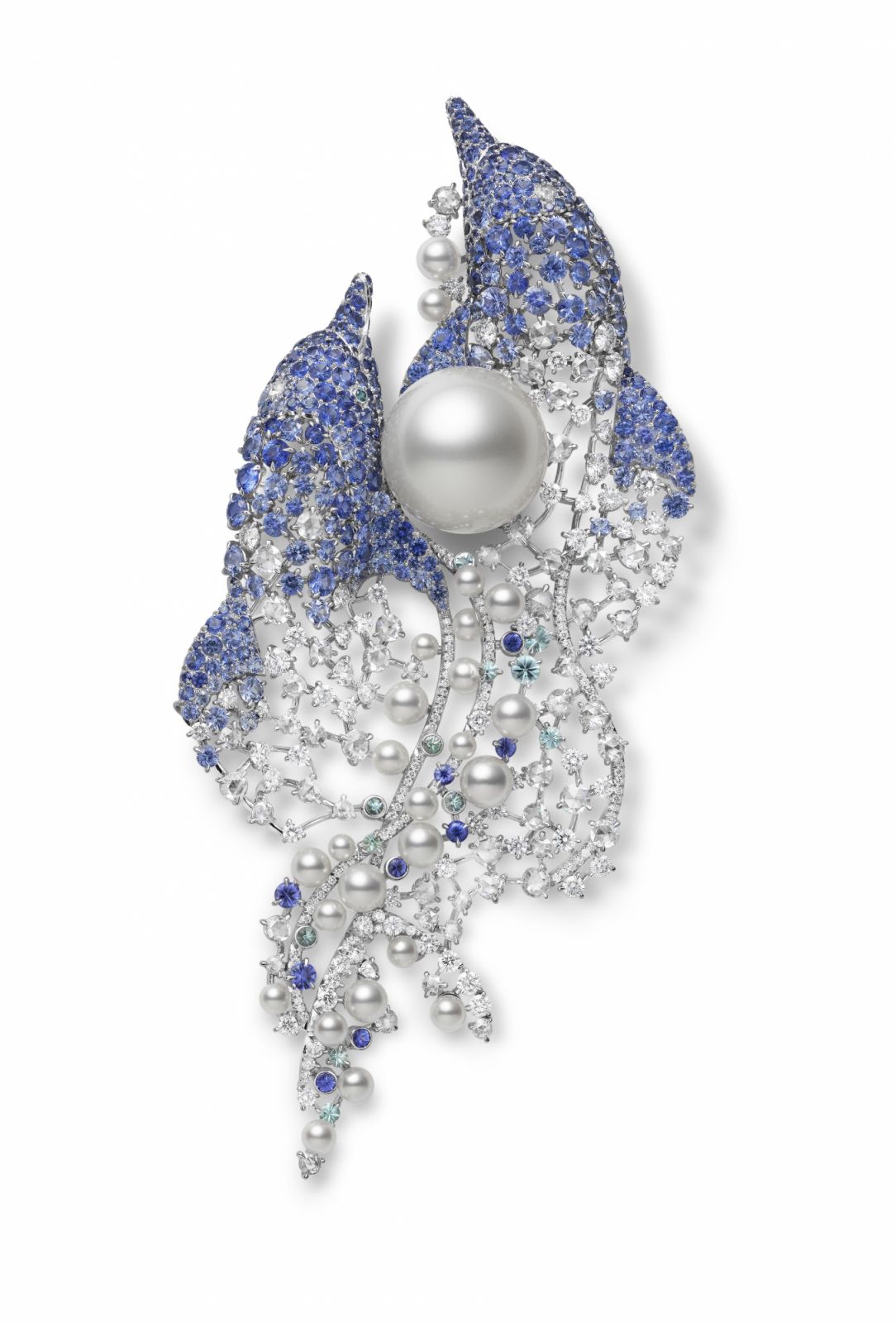 《Praise to the Sea》– 海豚造型南洋珍珠鑽石胸針。（Photo: MIKIMOTO）