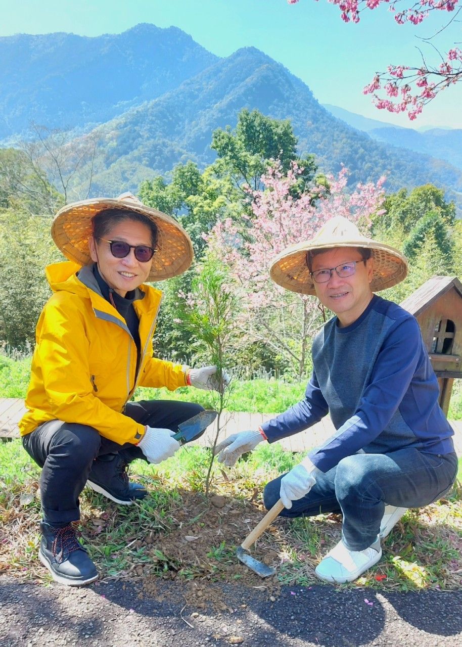 台灣樂活永續協會理事長黃信川及薰衣草森林執行長王村煌一起種下肖楠樹。(Photo: 台灣樂活永續協會)