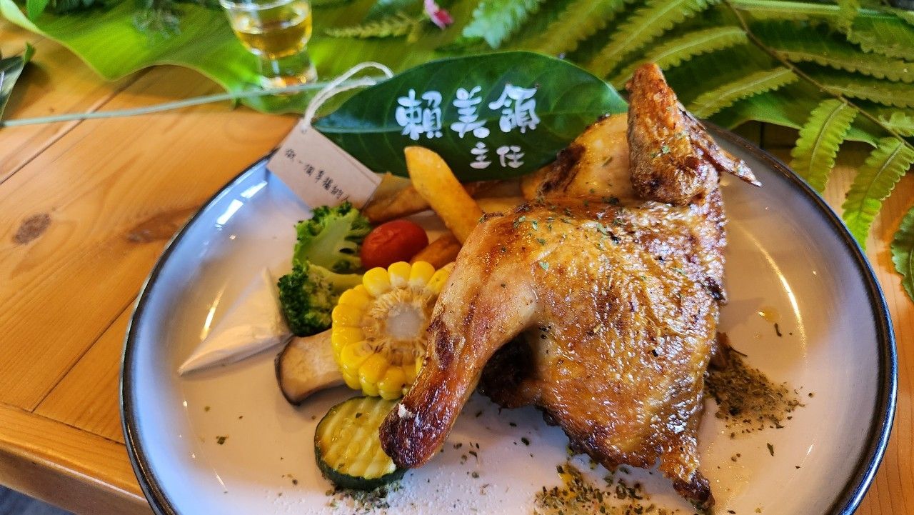 黃信川提及,在旅行當中的各種細節都能夠成為維護環境的關鍵,例如在餐點中避免提供牛肉而選擇供應畜牧碳排放量較少的雞肉。(Photo: 台灣樂活永續協會)