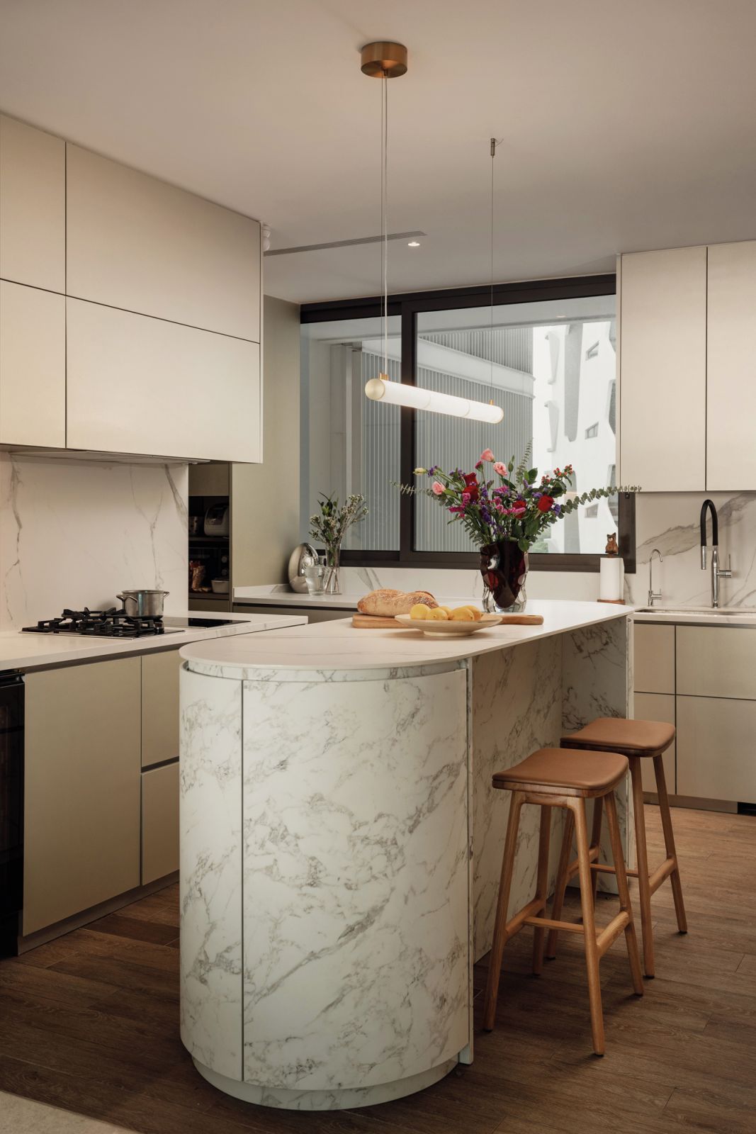 The kitchen’s practical layout is spiced up with luxurious materials such as marble