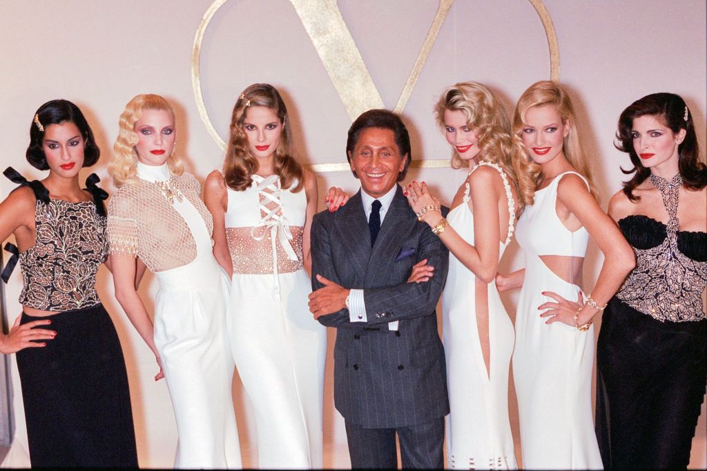 Fashion desgner Valentino (C) pose backstage with models Naja Auermann (2L), Claudia Schiffer 3rd R), Karen Mulder (2nd R) and Stephanie Seymour (R) during the Valentino Ready to Wear Spring/Summer 1995 show as part of Paris Fashion Week on October 15, 1994 in Paris, France.(Photo by Stephane Cardinale/Sygma via Getty Images)