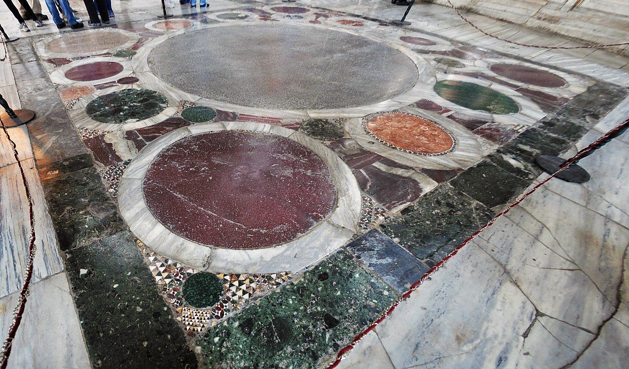 The floor of Proconnesian marble and Thessalian verd antique make (Photo: fusion-of-horizons / Flickr)