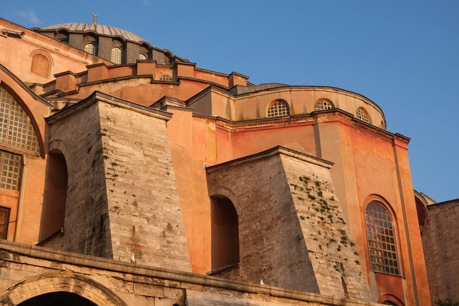 Hagia Sophia was built using brick and mortar joints (Photo: kallerna / WikICommons)