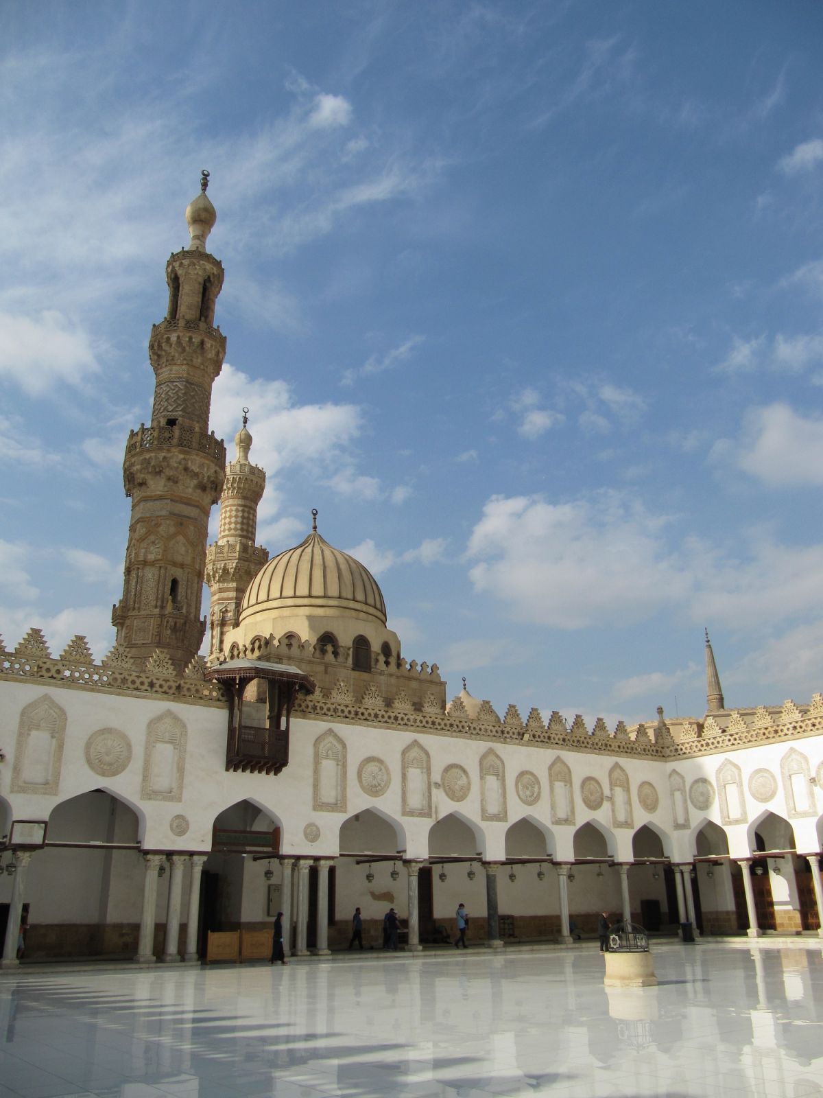 The marble-paved courtyard with keel-shaped arches (Photo: Wildoo78 / WikiCommons)