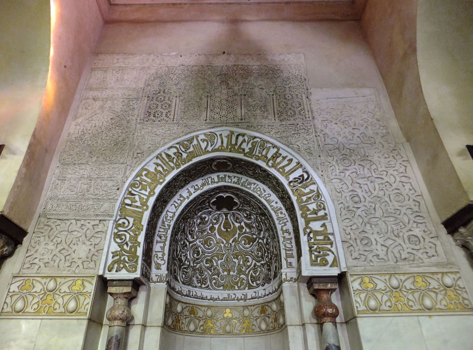 The Fatimid-era mihrab adorned with prevailing stucco patterns (Photo: R Prazeres / WikiCommons)